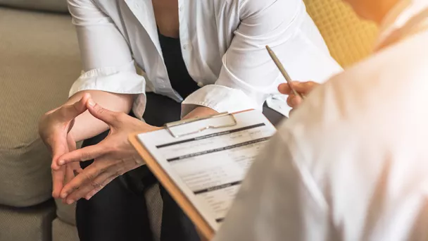 patiente en consultation avec un médecin